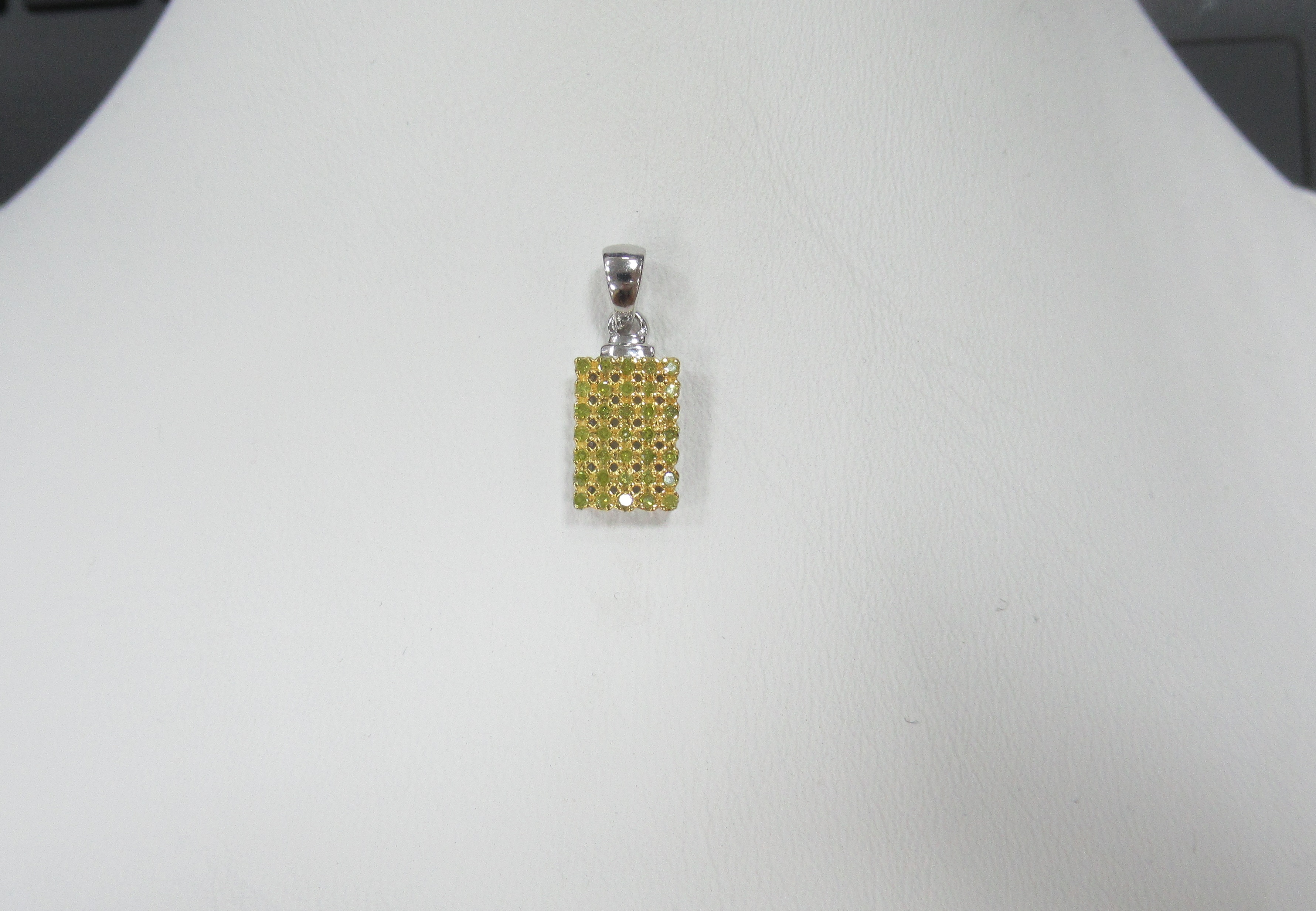 Серебряная подвеска с желтыми бриллиантами